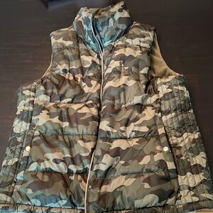 Old Navy camouflage puffer vest size XL